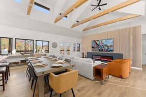 Dining - Helen Escape|Theater+HotTub|Game Cave (Helen)
