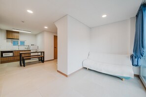 Basic Room, 1 Bedroom (3 Room(1 Pet Free)) | 1 bedroom, free WiFi