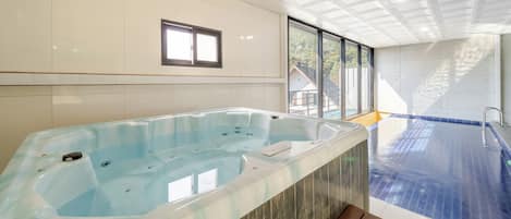 Uma área de spa com hidromassagem e piscina.