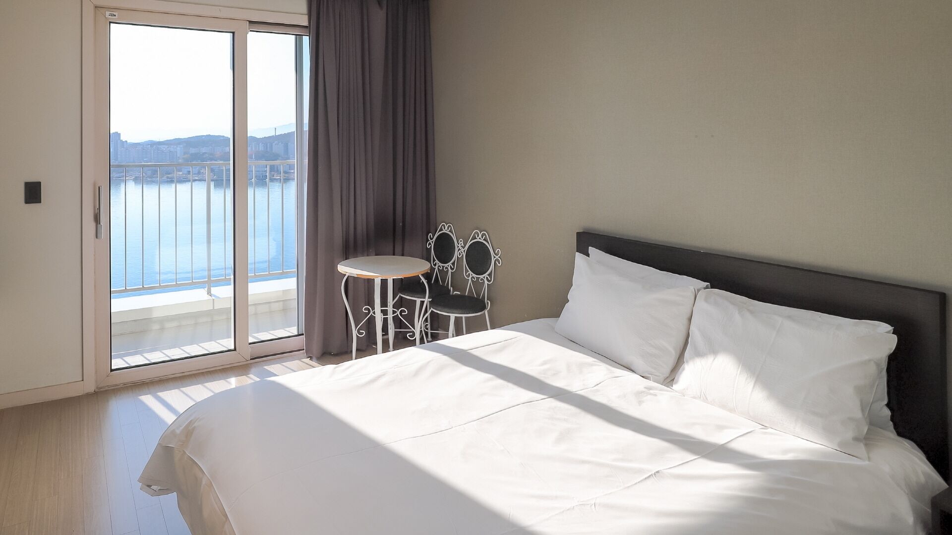 Standaard tweepersoonskamer, niet-roken, uitzicht op meer | Gratis wifi