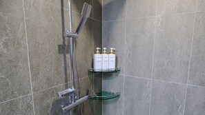 Dusche, Haartrockner, Handtücher, Seife