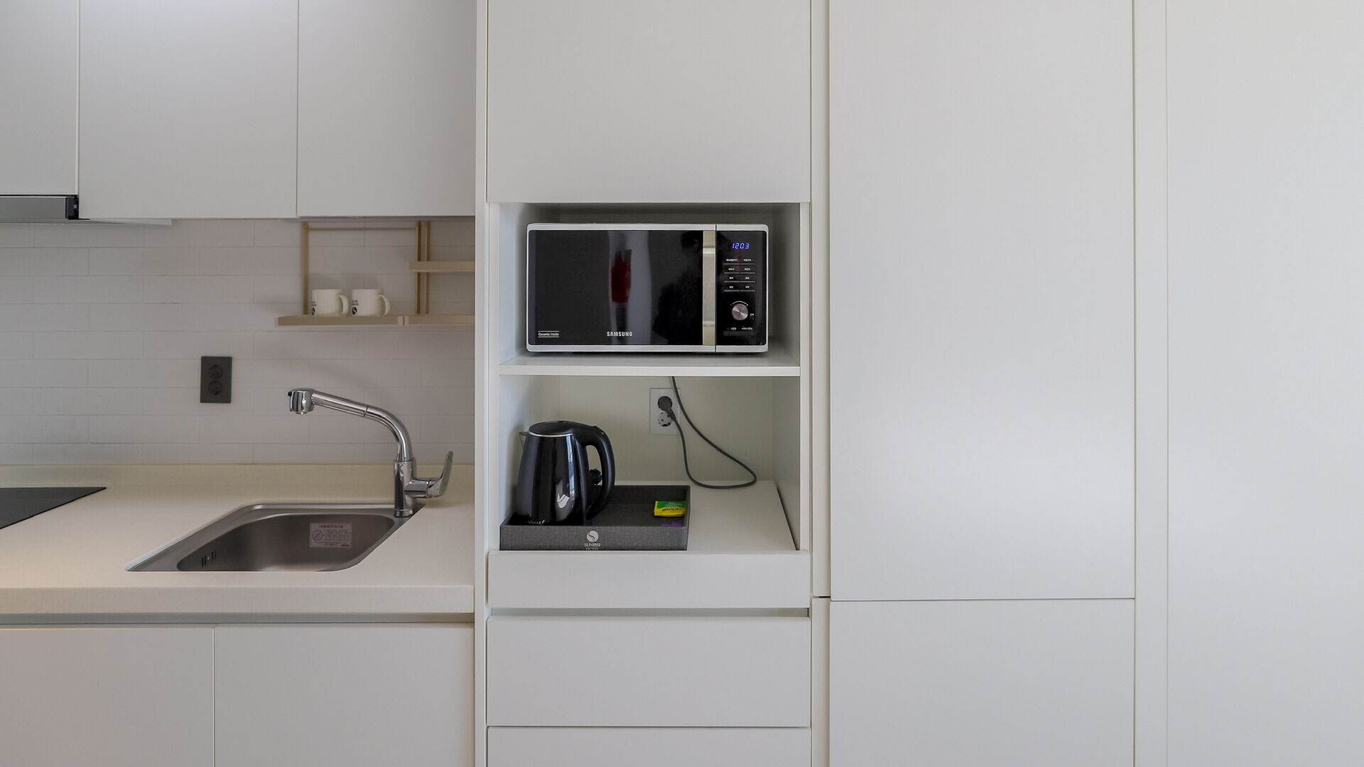 Køleskab/fryser i fuld størrelse, mikrobølgeovn