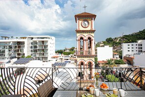 Outdoor dining - Casa Stephano-Luxe 2BR/2BA Retreat/Rooftop Pool & Spa (Puerto Vallarta)