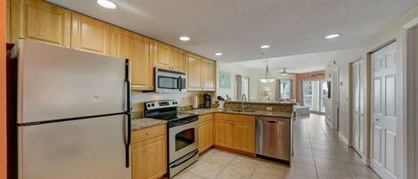 冷蔵庫、電子レンジ、オーブン、コンロ