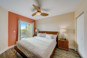 2 bedrooms, iron/ironing board, travel crib, free WiFi - Sandbar Getaway | Escape the Cold, Embrace the Sun (Treasure Island)
