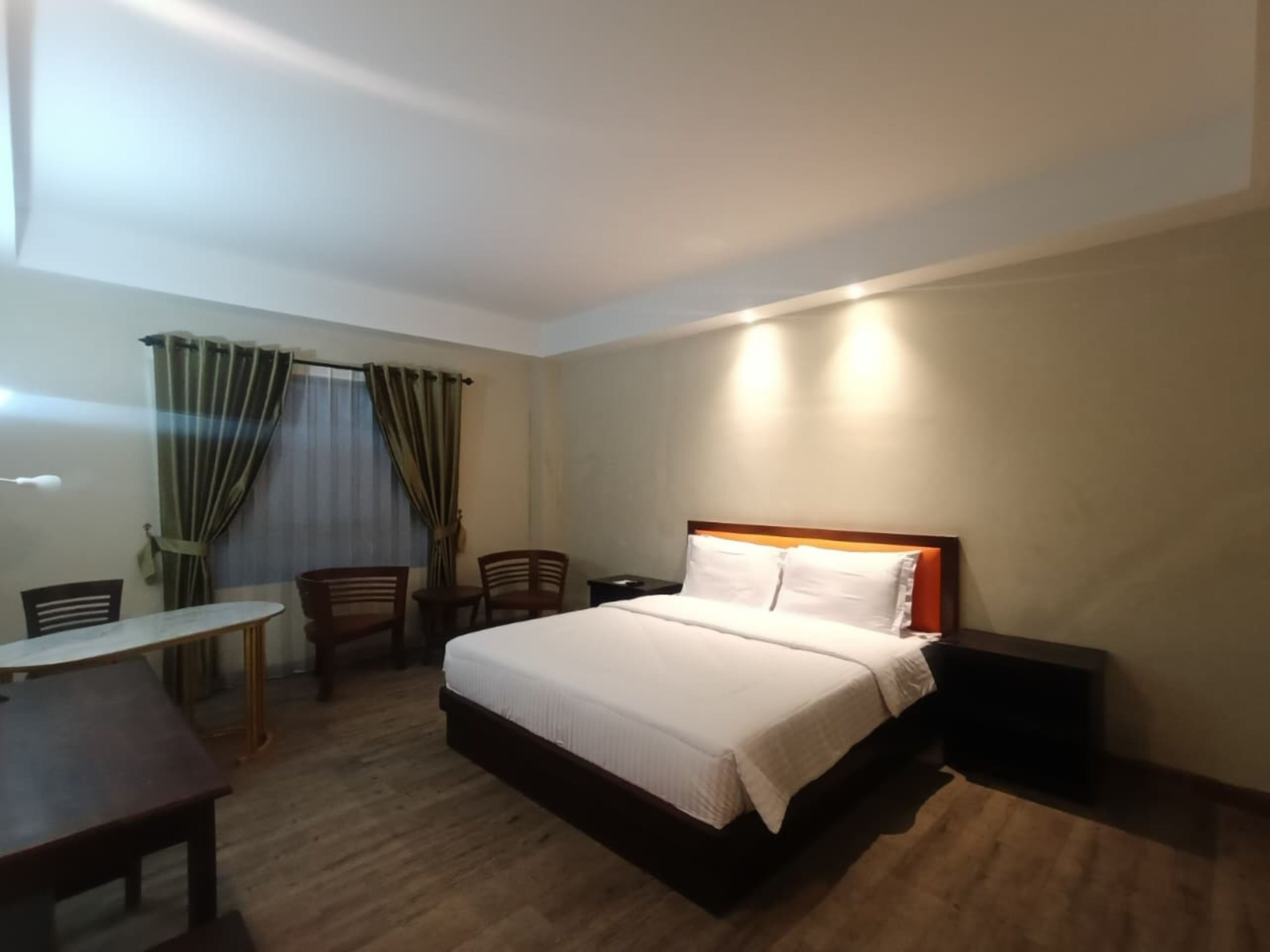 Meja kerja dan Wi-Fi gratis