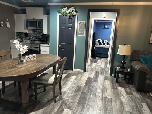 Serene 2-bedroom apartment with AC in vibrant Memphis