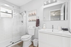 Towels, soap, toilet paper - Spacious 4-bedroom house in wonderful Sarasota with AC (Sarasota)
