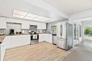 Private kitchen - Spacious 4-bedroom house in wonderful Sarasota with AC (Sarasota)