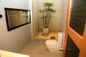 Towels, soap, shampoo, toilet paper