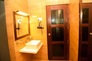 毛巾、肥皂、洗髮精、衛生紙