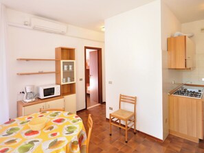 Microwave, high chair - Cosy apartment for 6 guests with WIFI, A/C, TV, balcony and pets allowed (San Michele Al Tagliamento)