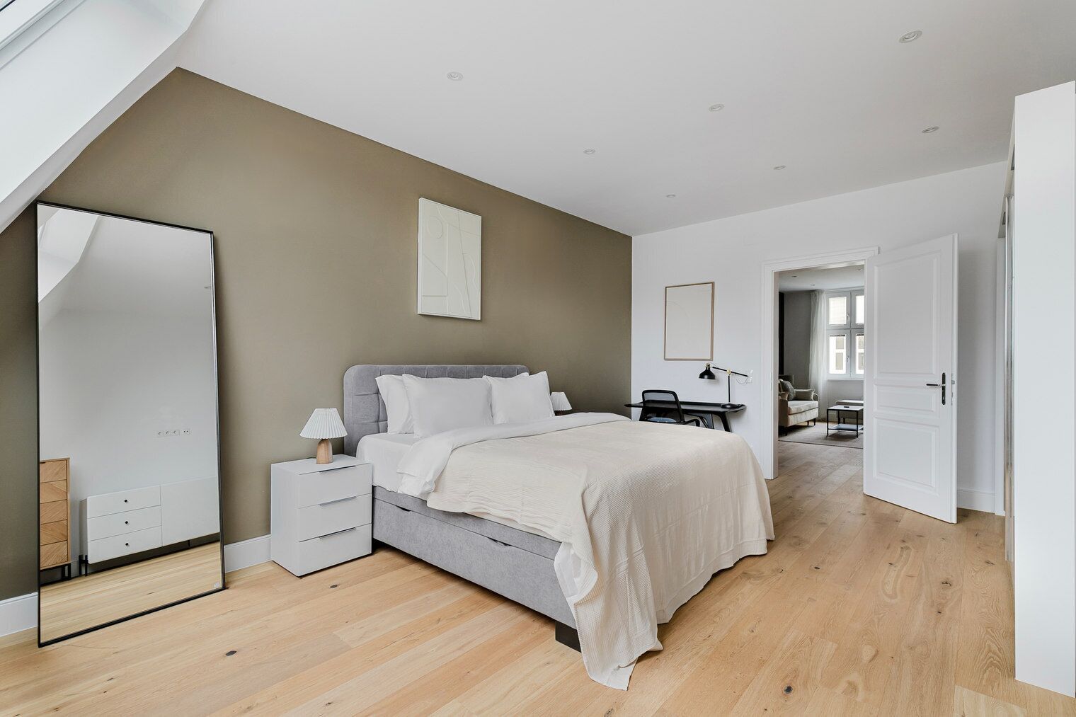 Tabla de planchar con plancha, wifi y ropa de cama 