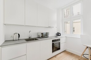 Kühlschrank, Mikrowelle, Ofen, Herdplatte