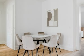 Dining - Blueground | Innere Stadt, view, nr St. Stephen's Cathedral (Vienna)