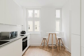 ثلاجة، ميكروويف، فرن، موقد طهي مسطح