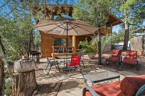Outdoor dining - Sedona Casa de Oro: A luxurious 3BR retreat in West Sedona with forest views. (Sedona)