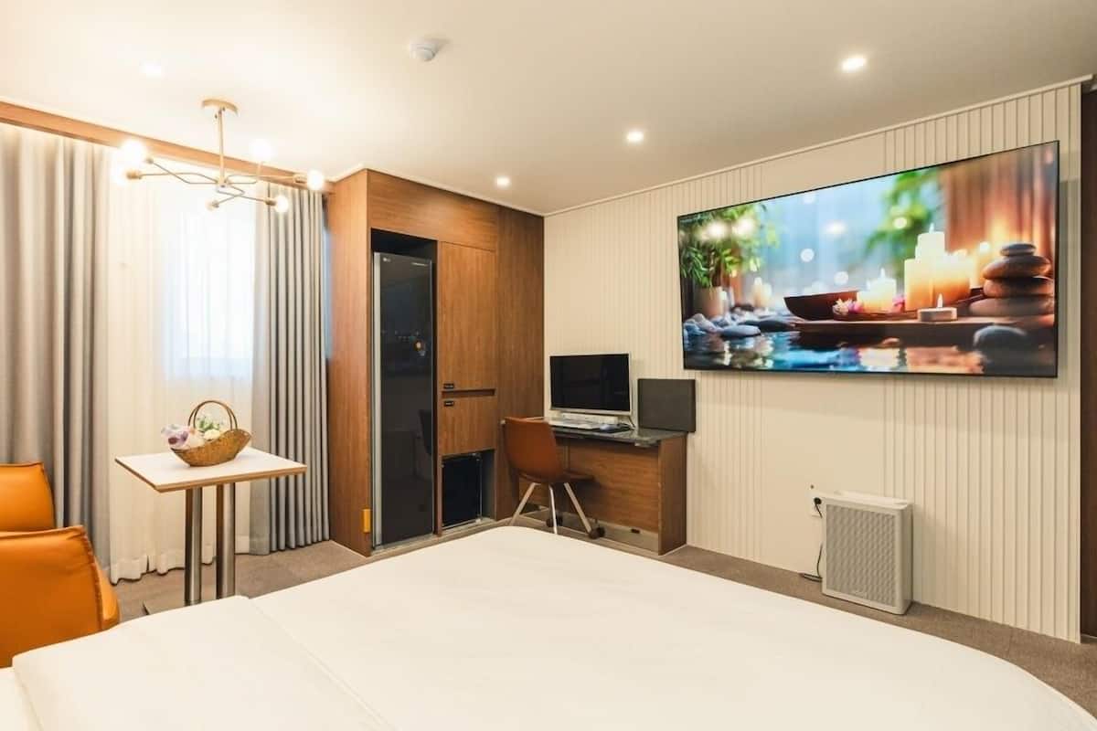 Studio Spa Room | Individually decorated, individually furnished, desk, free WiFi