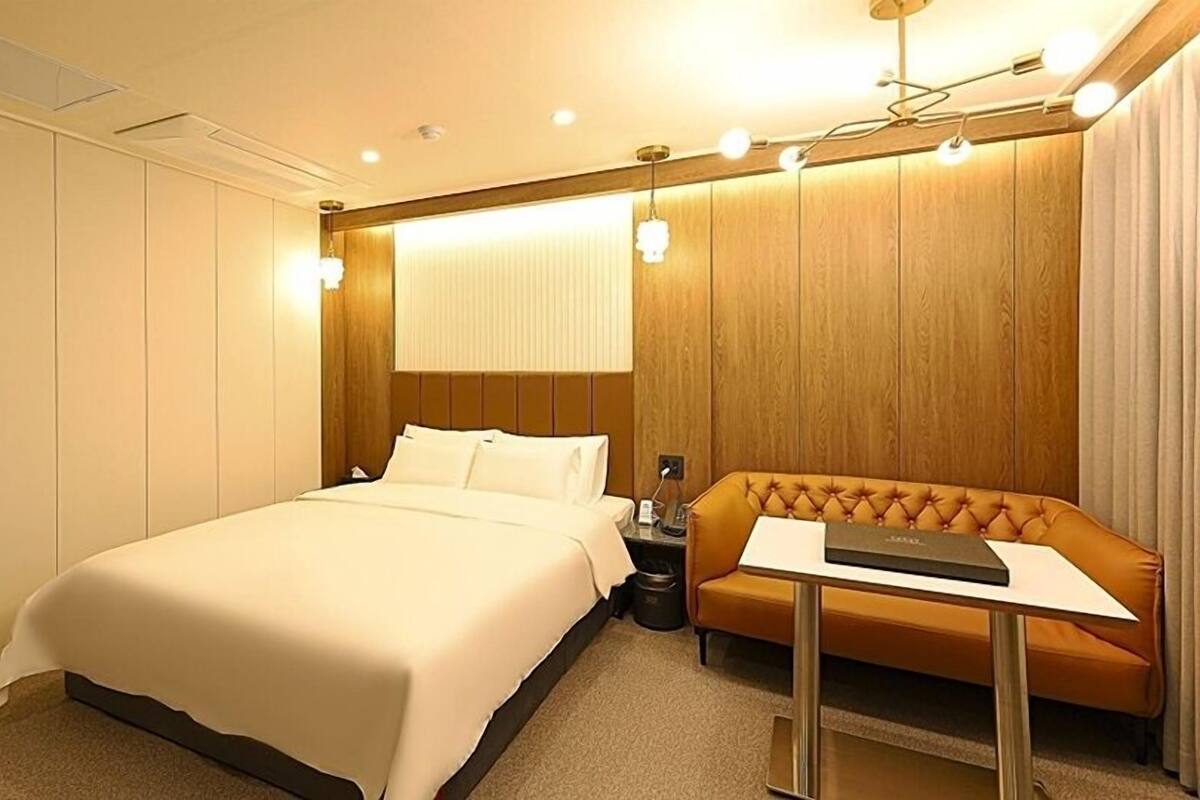 Studio | Individually decorated, individually furnished, desk, free WiFi