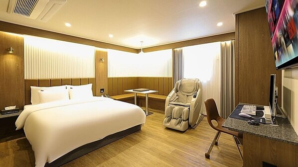 Deluxe Double Room | Individually decorated, individually furnished, desk, free WiFi