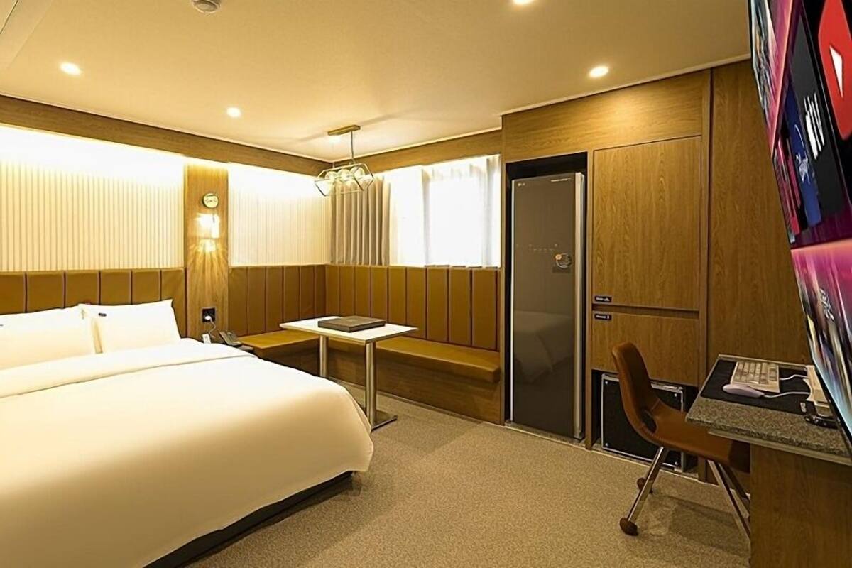 Premier Double Room | Individually decorated, individually furnished, desk, free WiFi