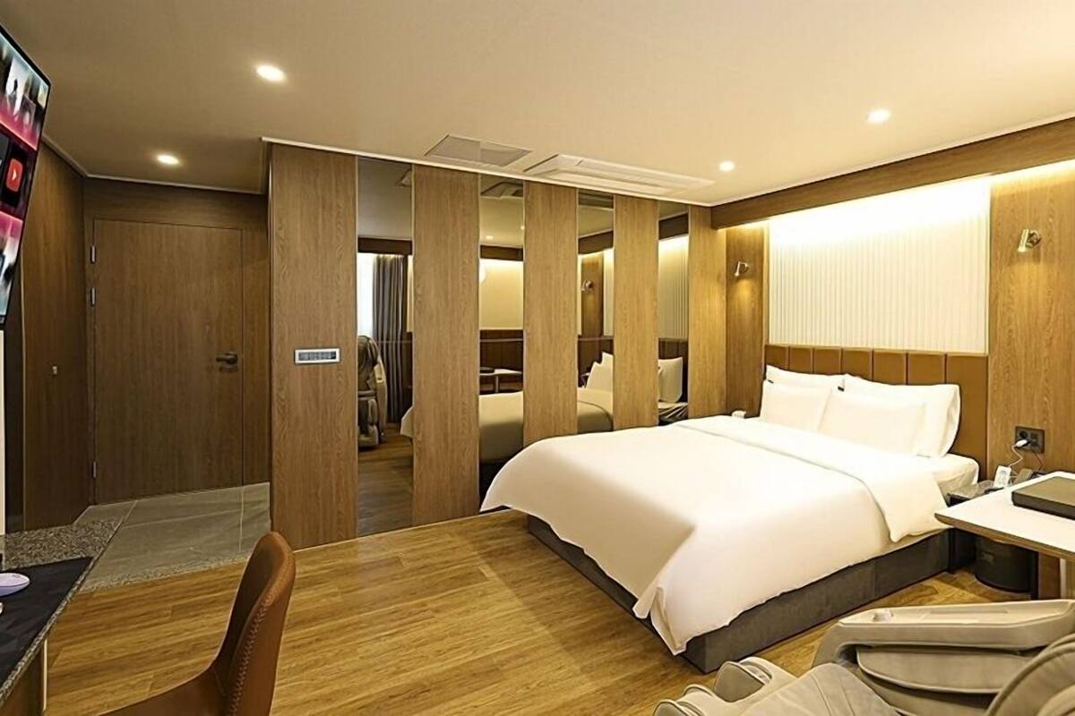 Deluxe Double Room | Individually decorated, individually furnished, desk, free WiFi