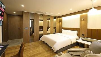 Deluxe Double Room | Individually decorated, individually furnished, desk, free WiFi