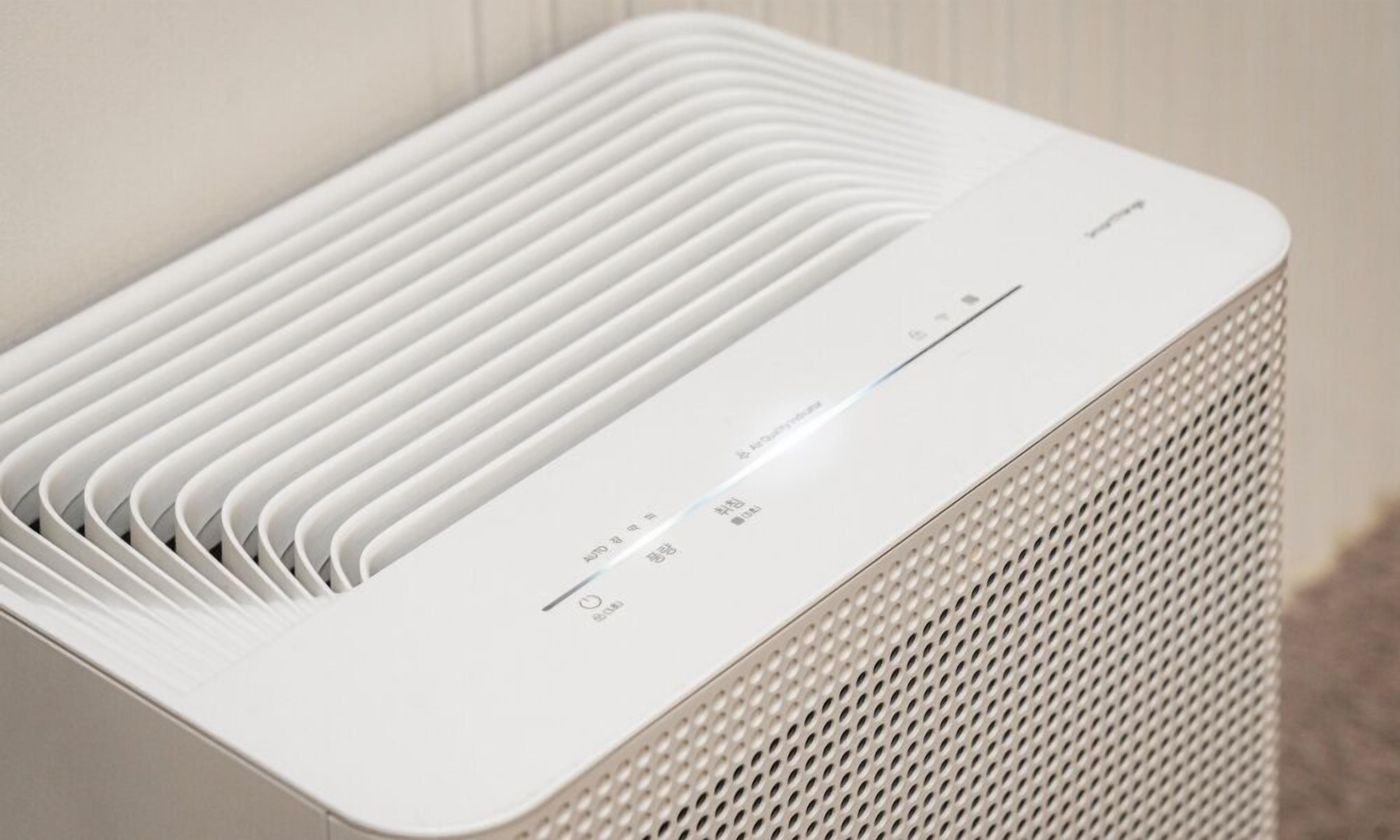 Un purificador de aire blanco y moderno, con un diseño elegante y un panel de control.