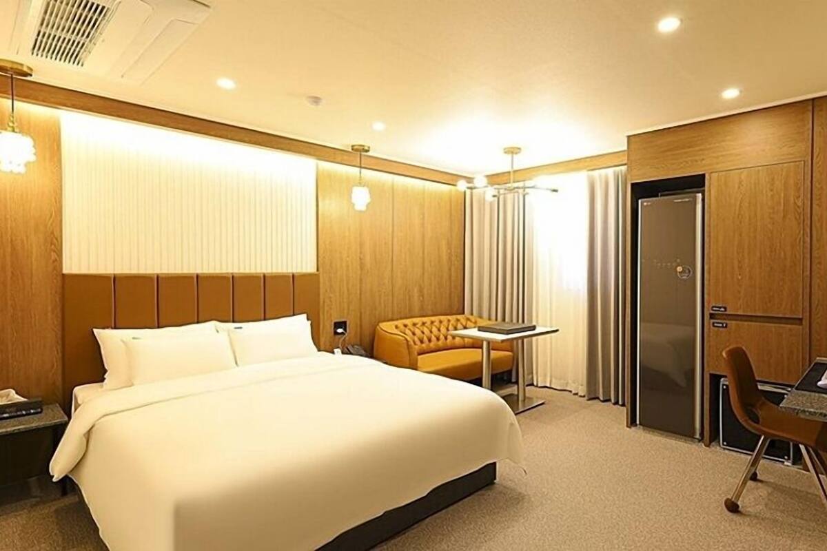 Signature Room | Individually decorated, individually furnished, desk, free WiFi