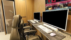 Decoración personalizada, muebles diferentes, escritorio y wifi gratis