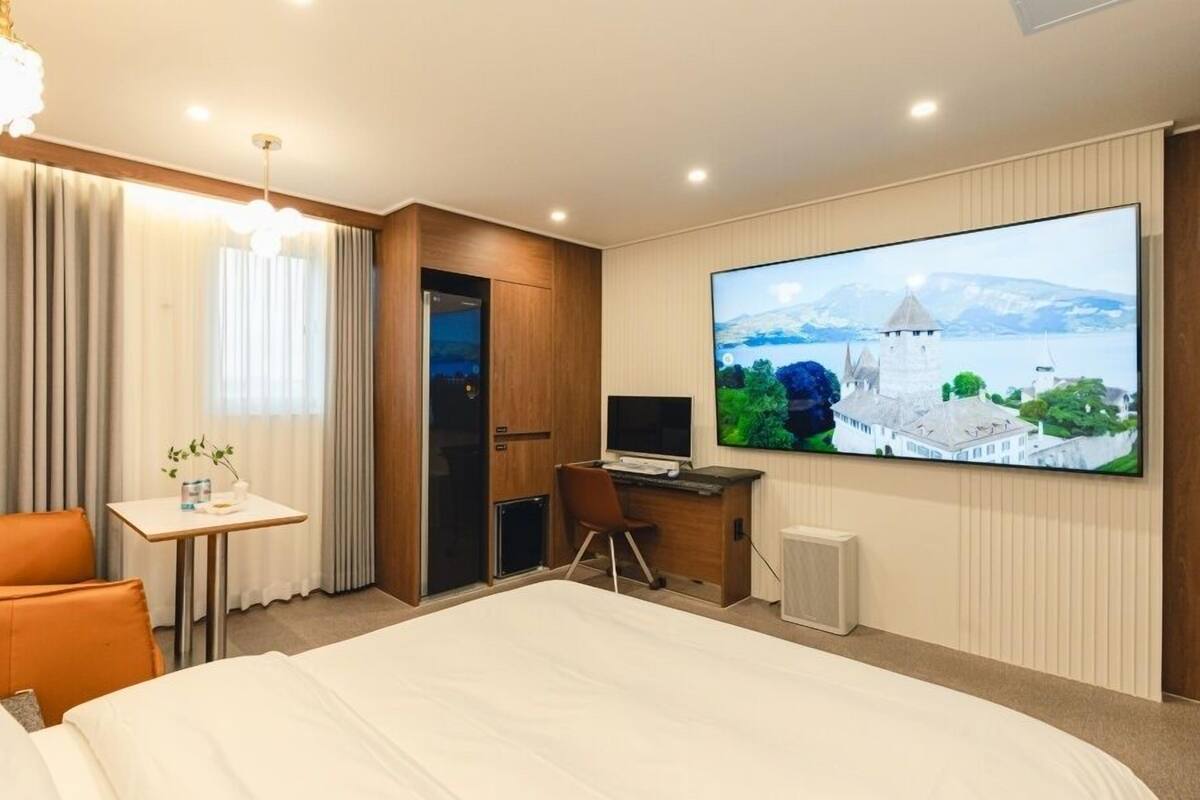Suite Spa Room | Skrivebord, wi-fi (inkludert) og individuelt dekorert