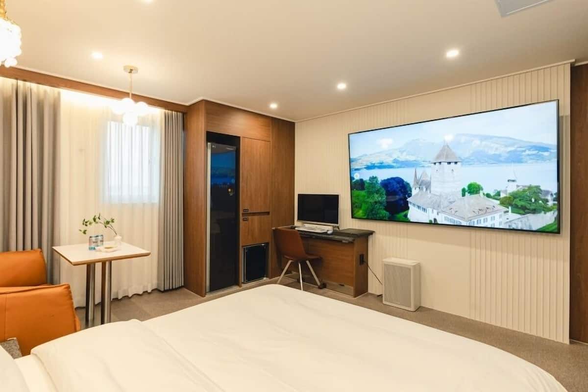 Suite Spa Room | Individually decorated, individually furnished, desk, free WiFi