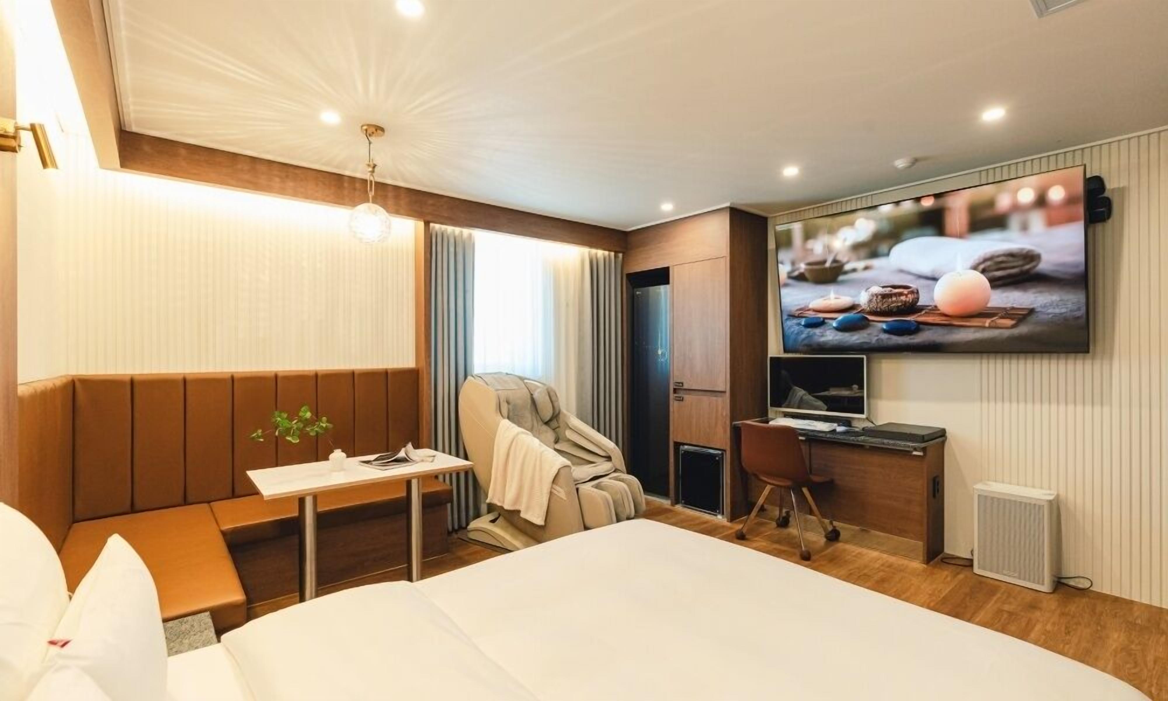 Deluxe Double Room | Individually decorated, individually furnished, desk, free WiFi