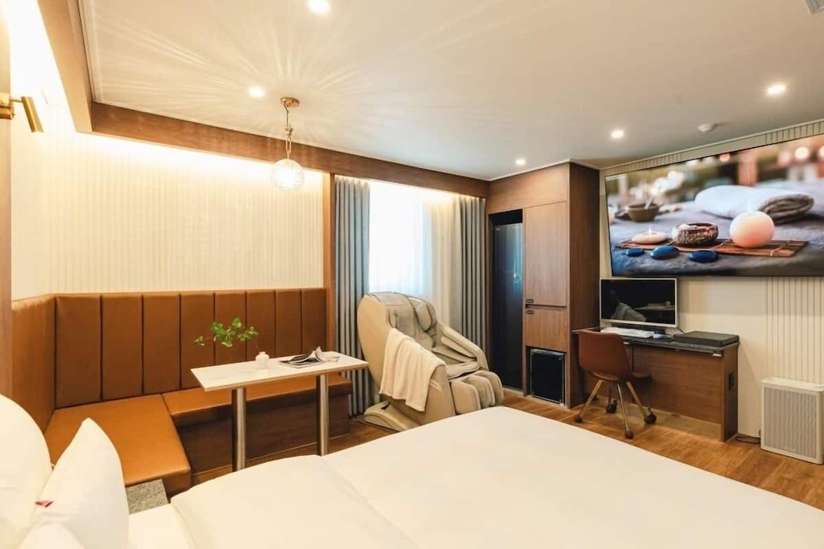 Deluxe Double Room | Individually decorated, individually furnished, desk, free WiFi