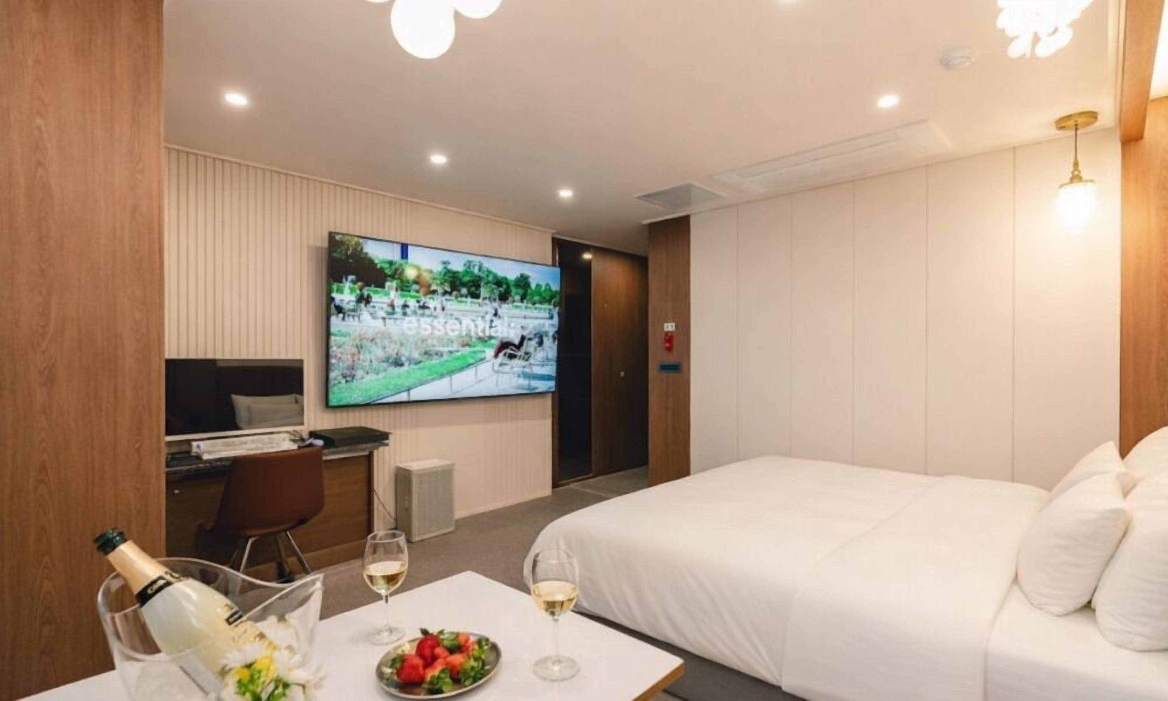 Suite Spa Room | Individually decorated, individually furnished, desk, free WiFi