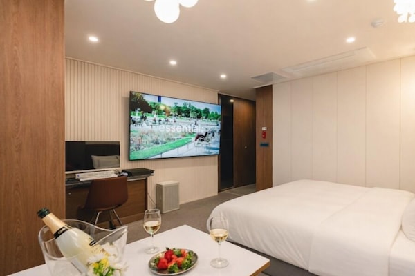 Suite Spa Room | Individually decorated, individually furnished, desk, free WiFi