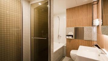 Une salle de bain moderne avec une douche à l’italienne, une baignoire et un lavabo avec un miroir.