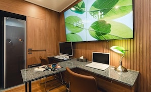 Decoración personalizada, muebles diferentes, escritorio y wifi gratis 