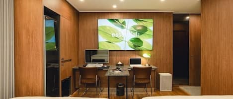 Chambre Deluxe avec lits jumeaux | Décoration personnalisée, ameublement personnalisé, bureau