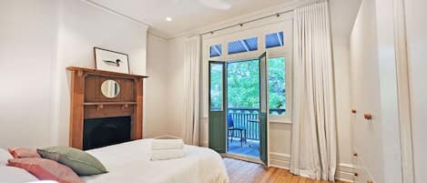 Escritorio, tabla de planchar con plancha, wifi gratis y ropa de cama