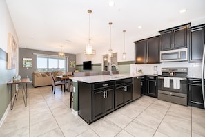 Fridge, microwave, oven, stovetop - 1027MJB Champions Gate Condo 3Bedrooms 2Bathrooms Free Waterpark (Kissimmee)