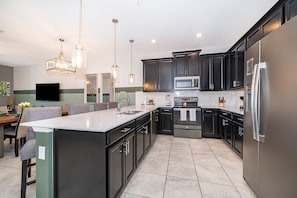 Fridge, microwave, oven, stovetop - 1027MJB Champions Gate Condo 3Bedrooms 2Bathrooms Free Waterpark (Kissimmee)