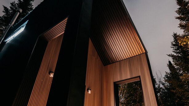 A modern building with a triangular roof and large windows. - Domaine à Ciel Ouvert (La Malbaie)
