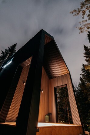 Un edificio moderno con techo triangular y amplias ventanas.