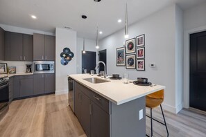 Refrigerador, microondas, horno y parrilla de estufa 