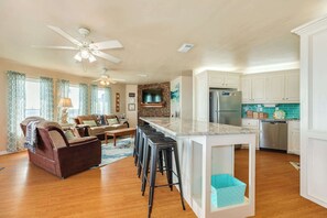 TV, fireplace, offices - Breakers Edge - Waterfront, 8 Sides of Sunshine! (Surfside Beach)