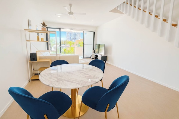 Dining - Central Southport 2BR 2Bath Stay with Car Park (Labrador)