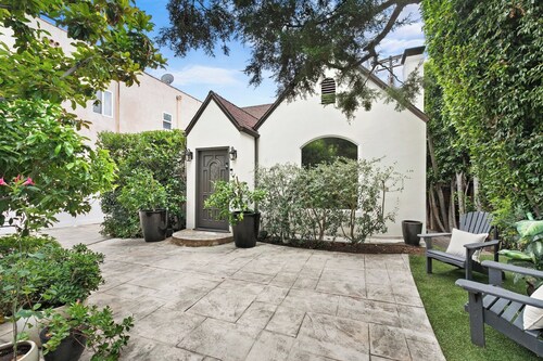 Fantastic 3-bedroom house with AC in charming Los Angeles.