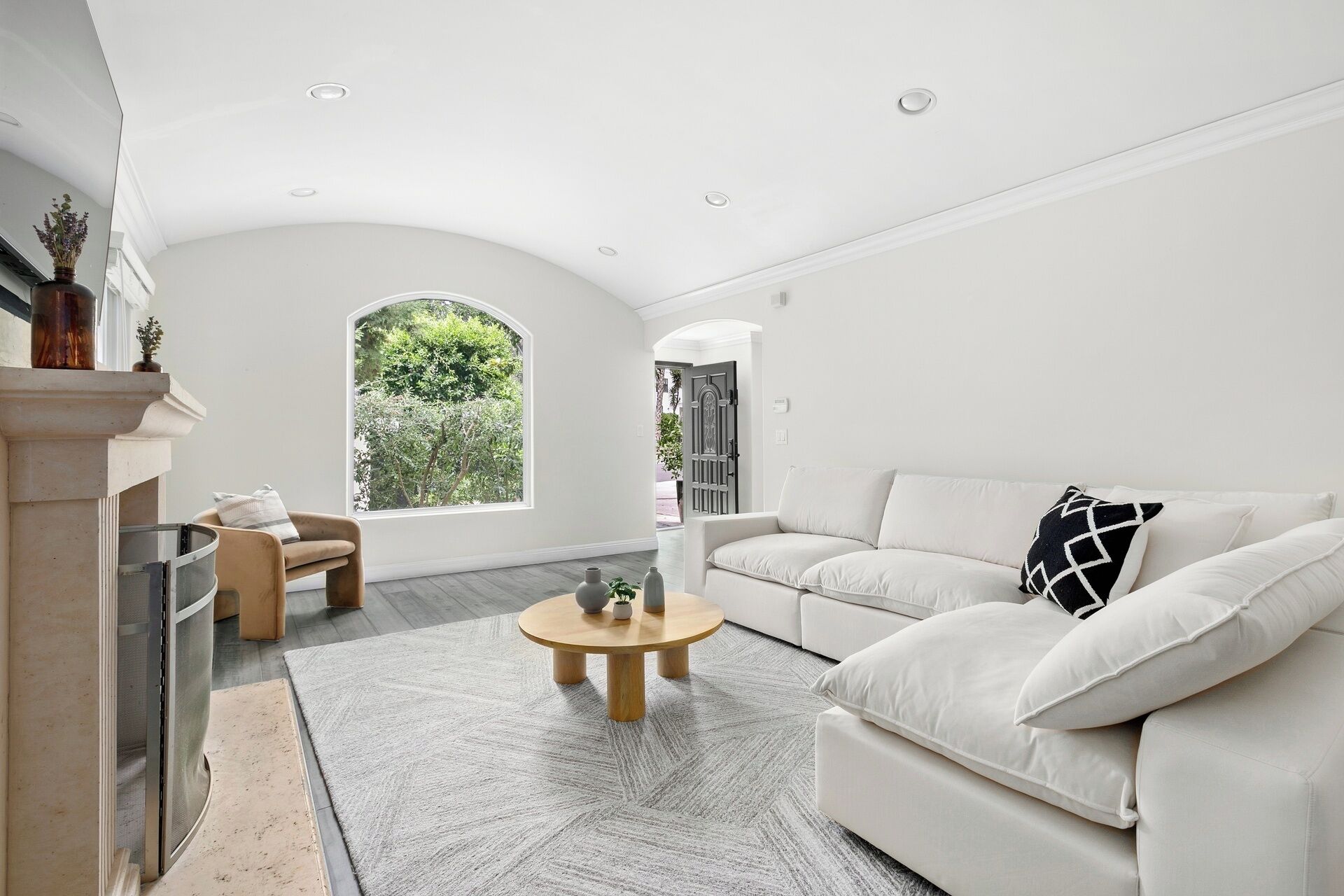 Een televisie en een open haard