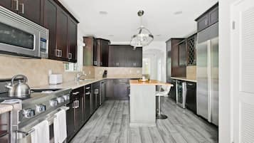 Microondas, horno, placa de cocina, lavavajillas